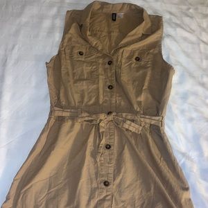 Sleeveless cargo style dress with belt and buttons and pockets